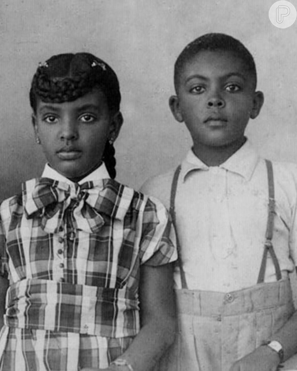 Irmã de Gilberto Gil, Gildina ao lado do cantor em foto de infância