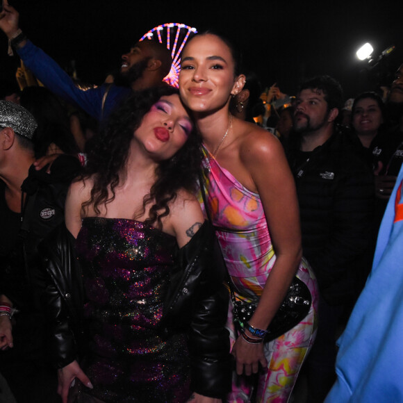 Bruna Marquezine e Priscilla Alcântaram acompanharam de perto o show de Ludmilla do RIR