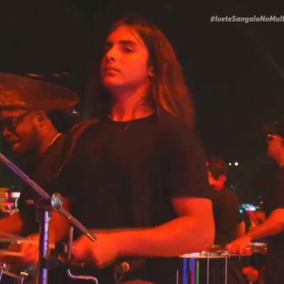 Ivete Sangalo tem o filho, Marcelo, na percussão da banda