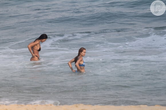 Rita Ora e Débora Nascimento aproveitaram o mar da Praia de São Conrado