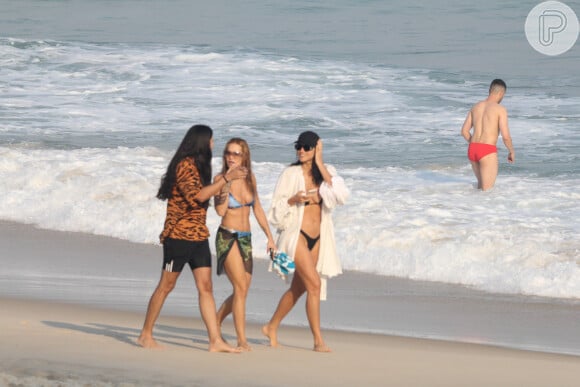 Rita Ora e Débora Nascimento caminharam nas areais da praia