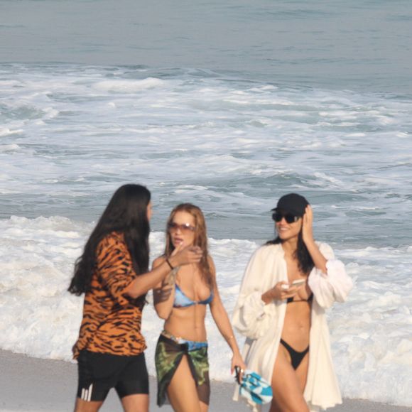 Rita Ora e Débora Nascimento caminharam nas areais da praia
