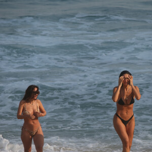 Juntas, Rita Ora e Débora Nascimento curtiram um banho de mar