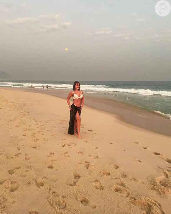 Gaby Spanic curtiu um dia de praia e publicou fotos nas redes sociais