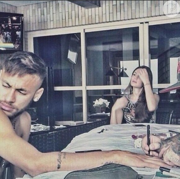 Camila Karam acompanhou Neymar durante uma sessão de tatuagem em São Paulo