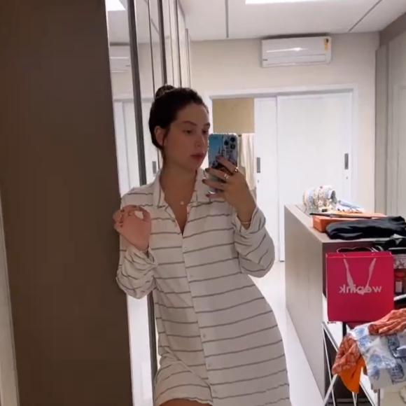 "Gente, eu usei esse pijaminha, essa camisolinha, demais no pós-parto da Maria Alice. Tô usando ela aqui agora, porque não tenho mais quase nenhuma roupa que serve em mim", disse Virginia