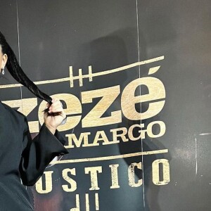 Graciele Lacerda marcou presença no show de Zezé Di Camargo em um look preto com decote profundo