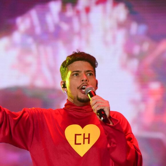 Felipe Amorim encarnou o Chapolin Colorado para se apresentar no 'Aviões Fantasy'