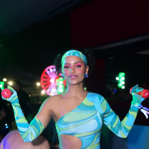 Gleice Damasceno encarnou o espírito 'physical' no 'Aviões Fantasy'