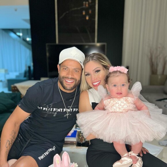 Hulk e Camila vestiram a folha de acordo com o tema da festa