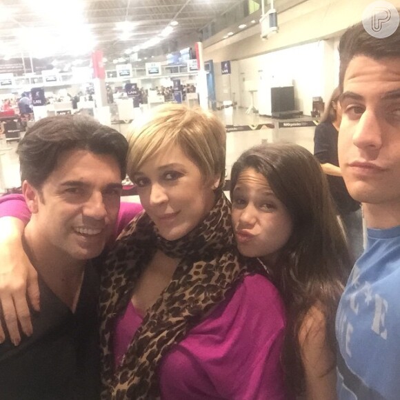 Claudia Raia está viajando com os filhos, Sophia e Enzo, e o namorado, Jarbas Homem de Mello