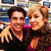 Claudia Raia posou com o namorado, Jarbas Homem de Mello, no aeroporto