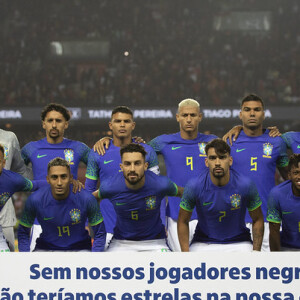 Jogadores também fizeram um protesto contra os casos de racismo antes da partida