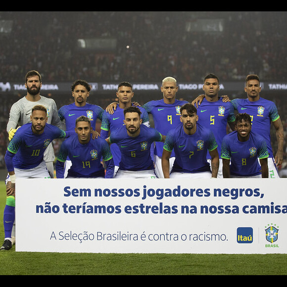 Jogadores também fizeram um protesto contra os casos de racismo antes da partida