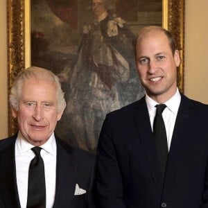 Na foto oficial da família real estão o rei Charles III e a mulher, Camilla, além de William e Kate