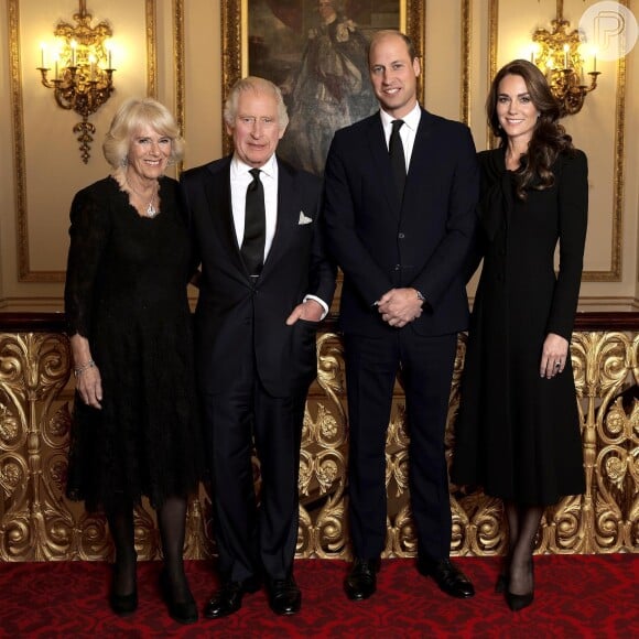 Na foto oficial da família real estão o rei Charles III e a mulher, Camilla, além de William e Kate