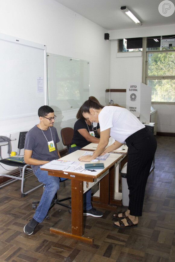 Ivete Sangalo assina livro antes de votar em escola de Salvador