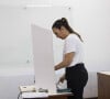 Com look básico, Ivete Sangalo vota em Salvador