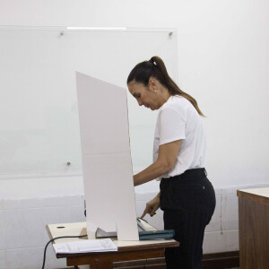 Com look básico, Ivete Sangalo vota em Salvador