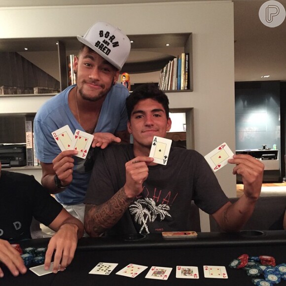 Neymar também promoveu carteado com os amigos em sua casa em Santos