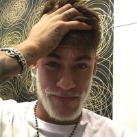 Neymar pinta barba de branco para comemorar o Natal: 'Semana maluca'