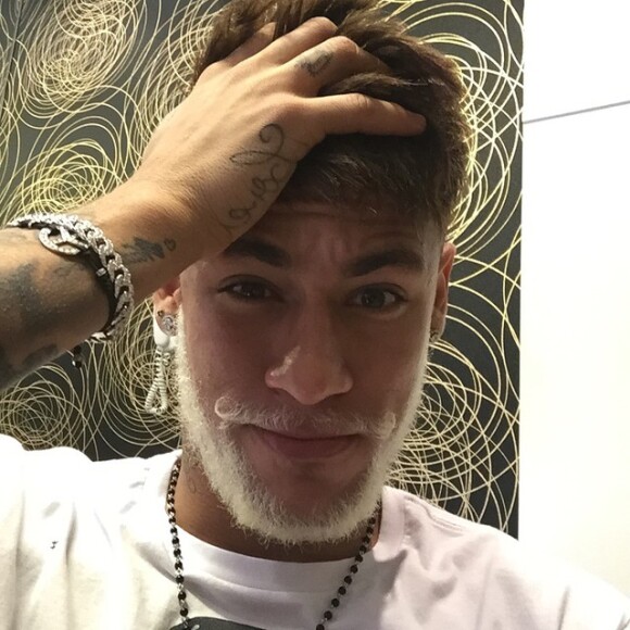 Neymar pintou a barba para o Natal e ficou parecendo um 'papai Noel estilizado'. 'Ho Ho Ho... Feliz Natal!', legendou o jogador a foto postada no Instagram