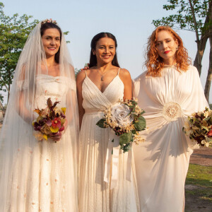 Última semana da novela 'Pantanal' é marcado por casamento triplo. Na foto, Irma (Camila Morgado), Zefa (Paula Barbosa) e Filó (Dira Paes)