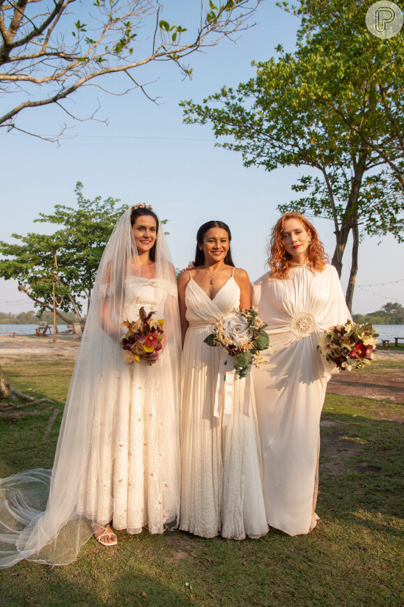 Última semana da novela 'Pantanal' é marcado por casamento triplo. Na foto, Irma (Camila Morgado), Zefa (Paula Barbosa) e Filó (Dira Paes)