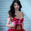 De lingerie vermelha, Adriana Lima esquentou a véspera de Natal