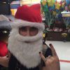 Cleo Pires colocou uma máscar de Papai Noel e desejou feliz Natal a todos os seus seguidores do Twitter