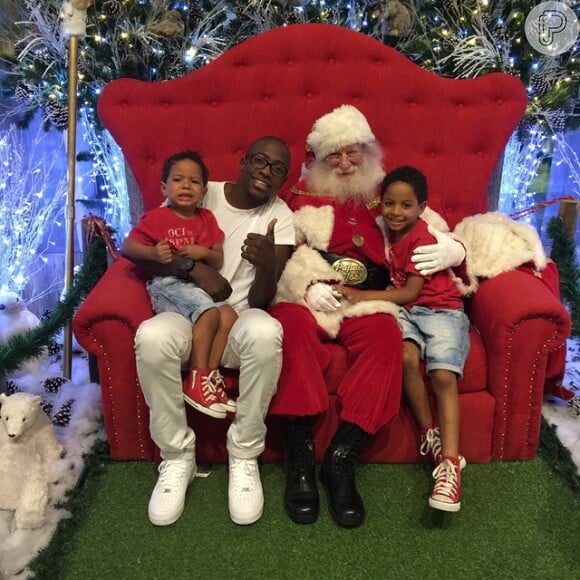 O pagodeiro Mumuzinho sentou ao lado do Papai Noel: 'Desejo a vocês e as suas familias um Feliz Natal, com amor, paz, alegria e união'