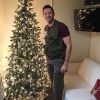 Ao lado de sua árvore de Natal, Hugh Jackman mandou sua mensagem aos fãs: 'Mandando ótimas vibrações. Boas Festas'