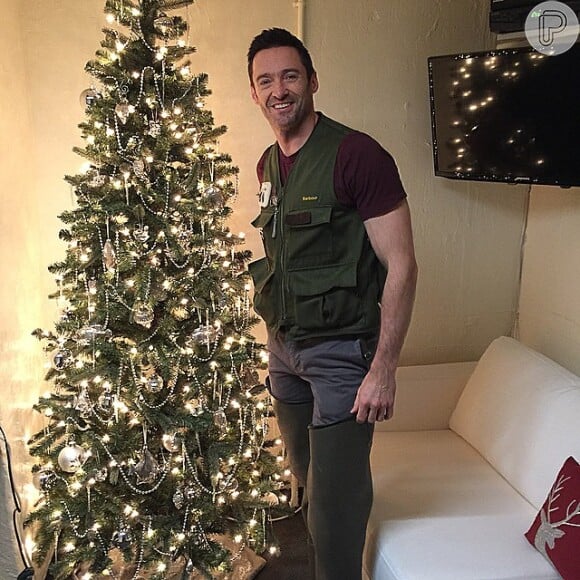 Ao lado de sua árvore de Natal, Hugh Jackman mandou sua mensagem aos fãs: 'Mandando ótimas vibrações. Boas Festas'
