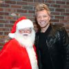 Bon Jovi também posou ao lado do Papai Noel e mandou um feliz Natal aos seus fãs
