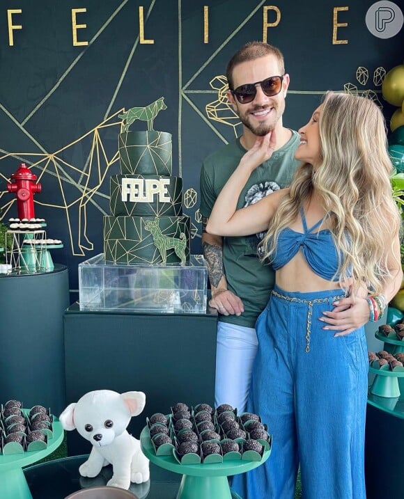 Carla Diaz e Felipe Becari posaram em clima de romance para foto