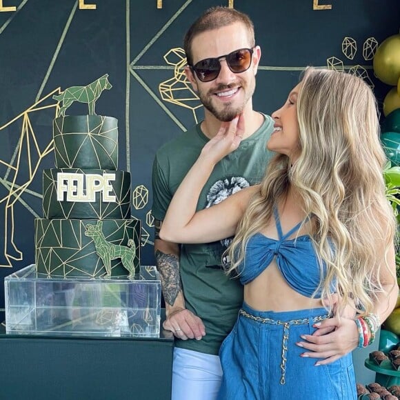 Carla Diaz e Felipe Becari posaram em clima de romance para foto