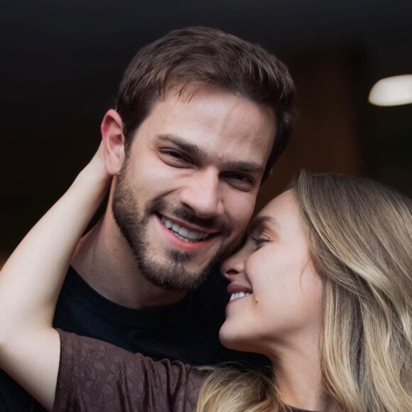 Felipe Becari postou foto em que aparece em momento romântico com Carla Diaz