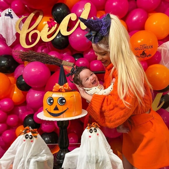 Karoline Lima elegeu o tema "HallowQUEEN" para o mêsversário da filha
 