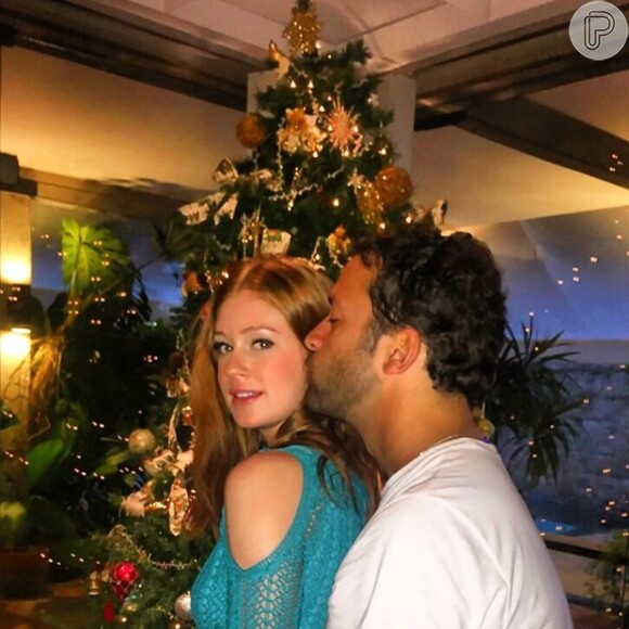 Marina Ruy Barbosa posta foto romântica com o namorado, Caio Nabuco, em clima de Natal e divide opiniões dos fãs no Instagram, nesta quinta-feira, 25 de dezembro de 2014