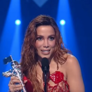 Anitta recebeu prêmio inédito no VMA 2022