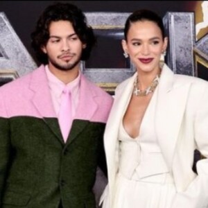 Bruna Marquezine e Xolo Maridueña encontraram a maneira perfeita de comemorar a presença em um evento em Nova York