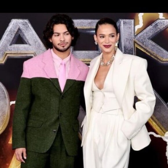 Bruna Marquezine e Xolo Maridueña encontraram a maneira perfeita de comemorar a presença em um evento em Nova York