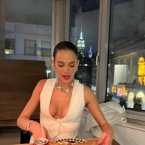 Bruna Marquezine postou fotos devorando a pizza após o evento