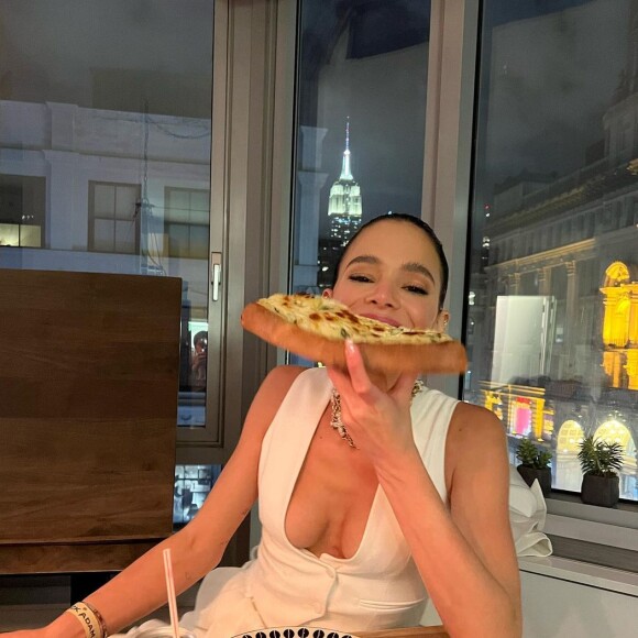 Bruna Marquezine e Xolo Maridueña se divertiram durante a première