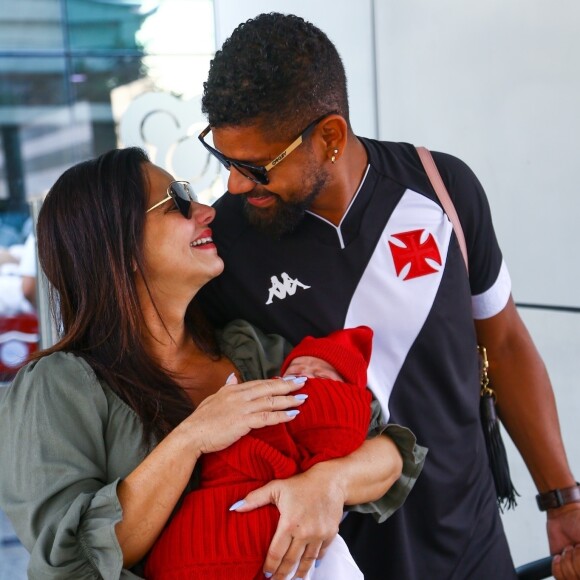 Viviane Araujo e Guilherme Militão se dividem nos cuidados com o filho
