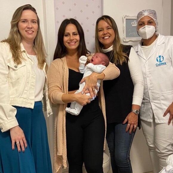 Viviane Araujo foi criticada após revelar que tem babás para cuidar do filho