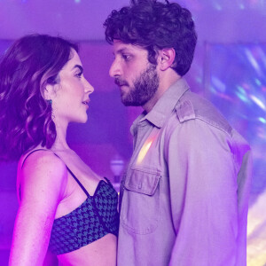 Chiara (Jade Picon) volta a brigar com Ari (Chay Suede) na novela 'Travessia': 'Não finge demência não! Entra aí, antes que dê ruim pra você...acaba atropelado aí!'