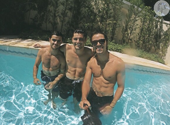 Sempre demonstrando união e parceria, Rodrigo Simas publicou selfies com os irmãos, Bruno Gissoni e Felipe Simas, em sua conta pessoal do Instagram com corpos saradíssimos. É de dar calor!