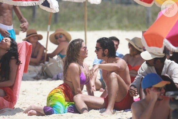 Rodrigo Simas em cena realizada em uma praia carioca ao lado de Deborah Secco