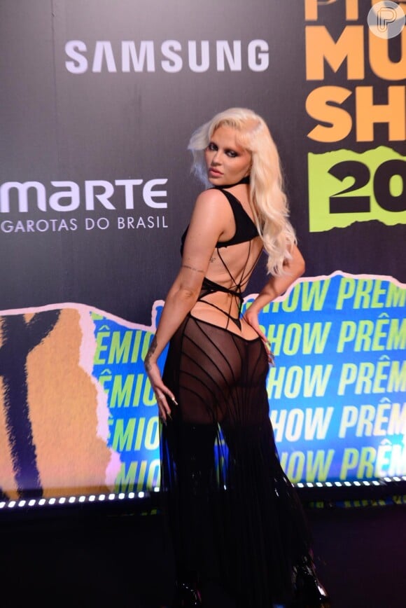 Luísa Sonza destacou bumbum em look transparente